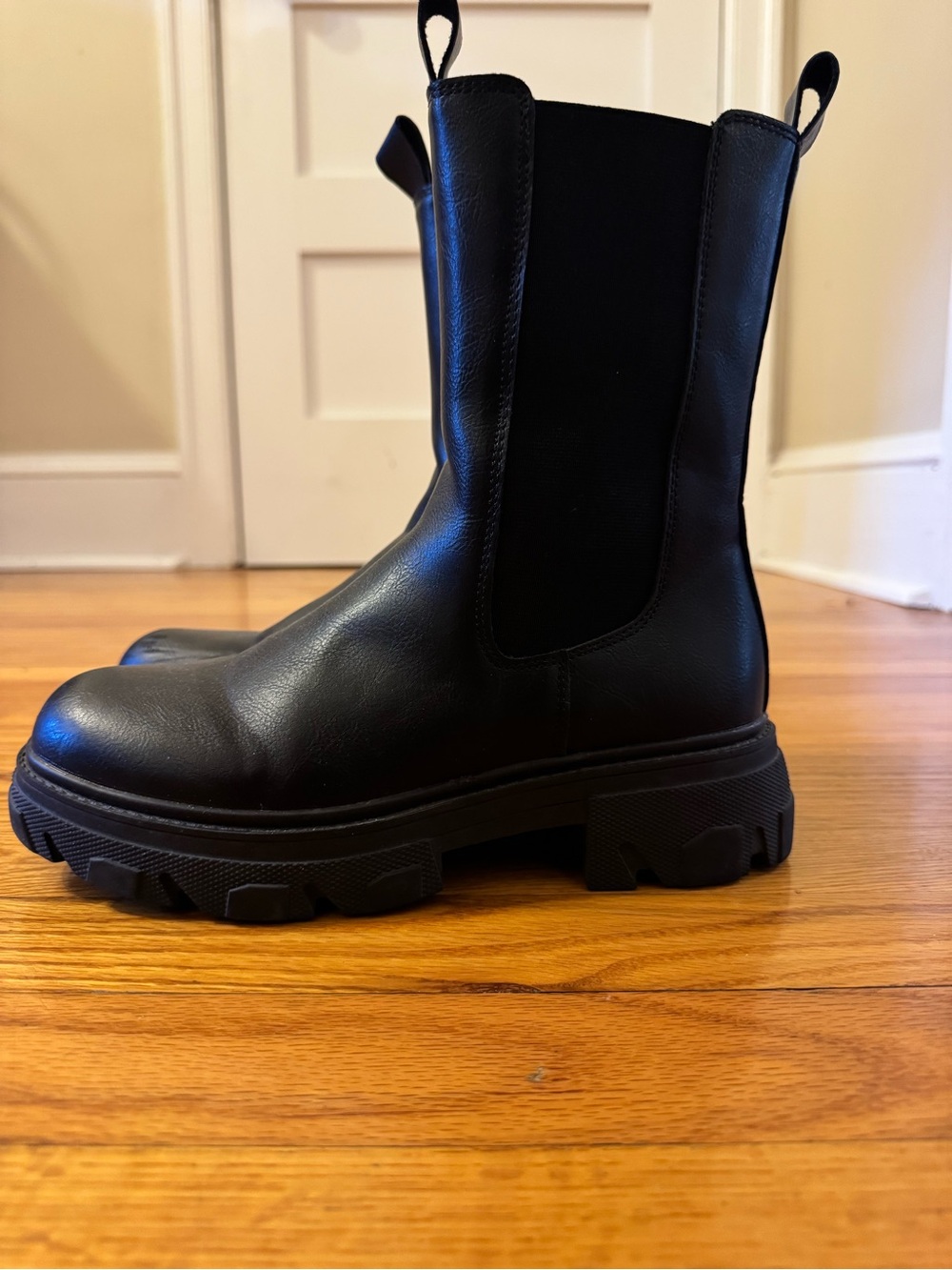 Cushionaire Black Chelsea Lug Boot - Women's Faux Leather Ankle Boot